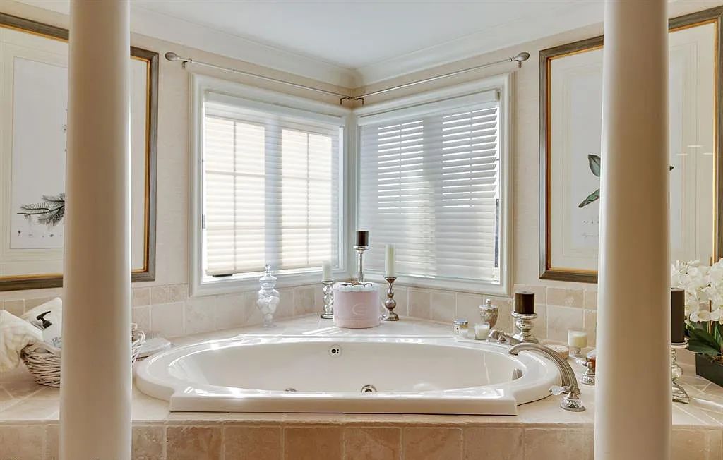 The Estate in Fenton is a luxurious home meticulously built with no detail was spared now available for sale. This home located at 13123 Log Cabin Point, Fenton, Michigan; offering 04 bedrooms and 06 bathrooms with 6,990 square feet of living spaces.