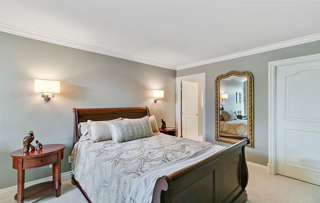 The Estate in Fenton is a luxurious home meticulously built with no detail was spared now available for sale. This home located at 13123 Log Cabin Point, Fenton, Michigan; offering 04 bedrooms and 06 bathrooms with 6,990 square feet of living spaces.