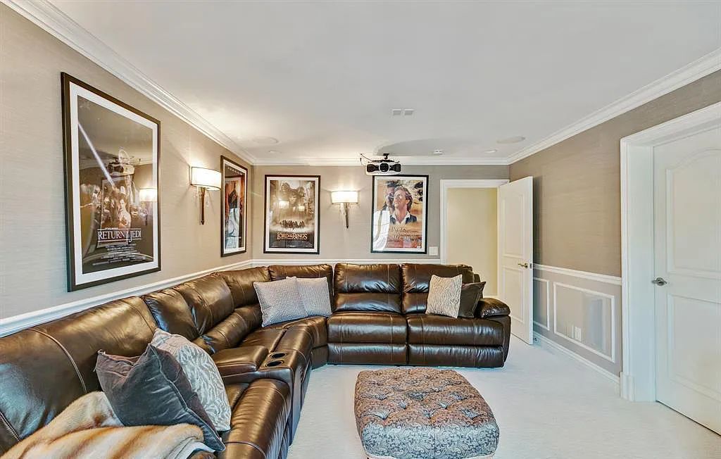 The Estate in Fenton is a luxurious home meticulously built with no detail was spared now available for sale. This home located at 13123 Log Cabin Point, Fenton, Michigan; offering 04 bedrooms and 06 bathrooms with 6,990 square feet of living spaces.