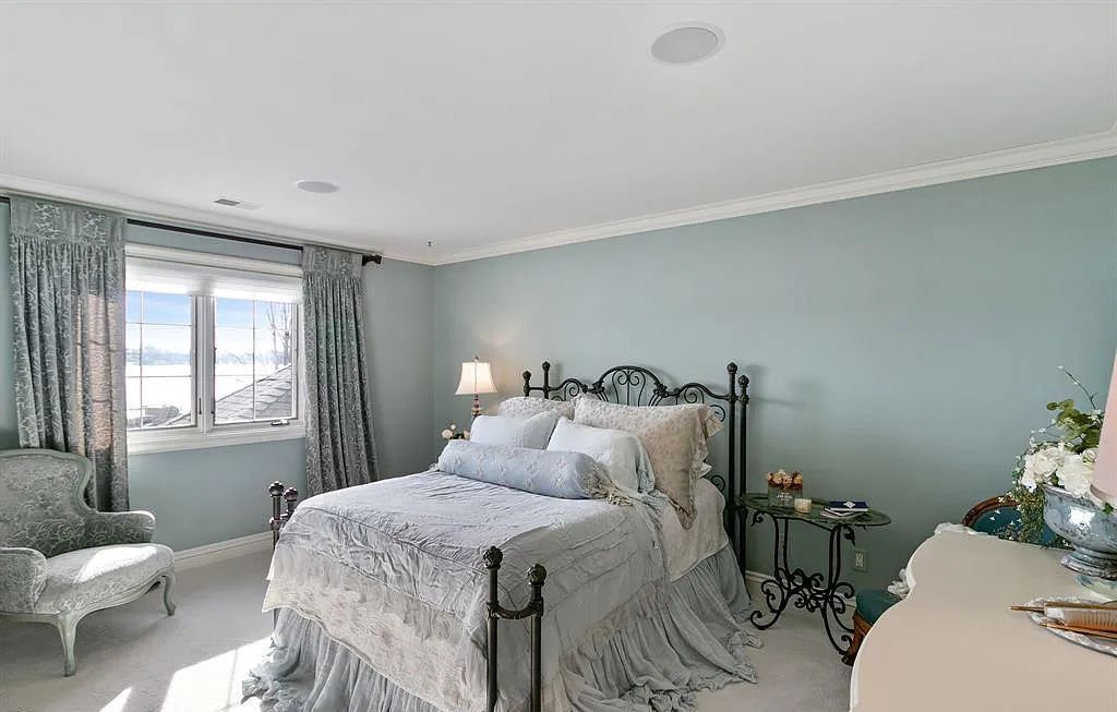 The Estate in Fenton is a luxurious home meticulously built with no detail was spared now available for sale. This home located at 13123 Log Cabin Point, Fenton, Michigan; offering 04 bedrooms and 06 bathrooms with 6,990 square feet of living spaces.