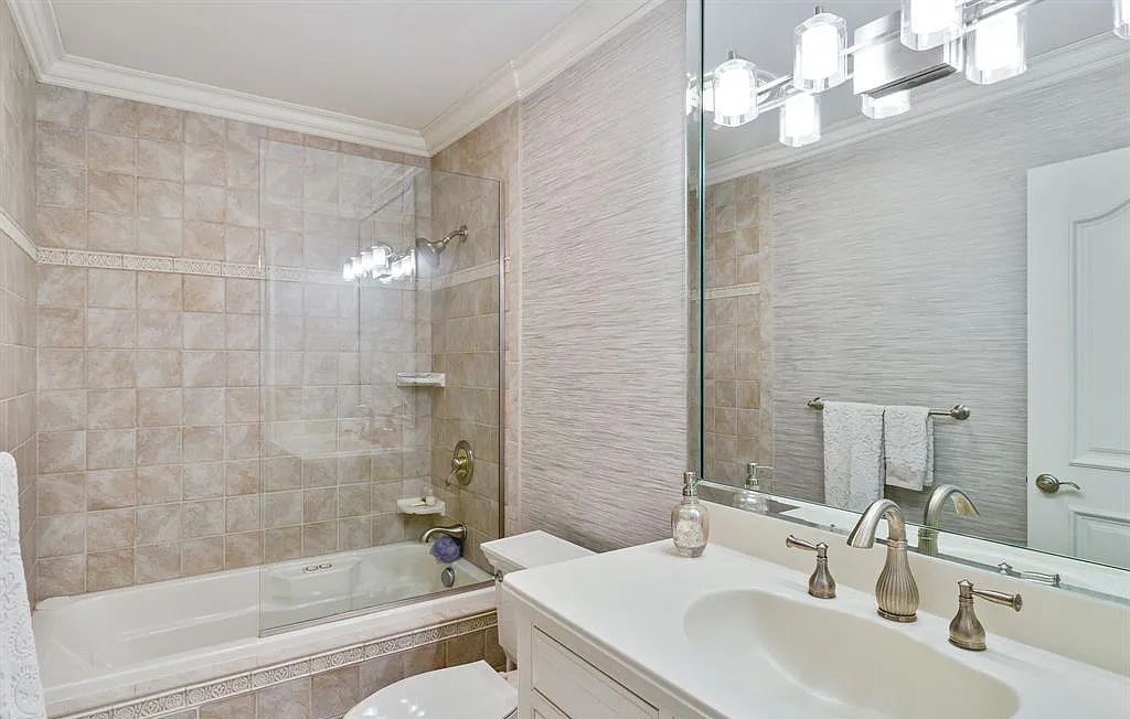 The Estate in Fenton is a luxurious home meticulously built with no detail was spared now available for sale. This home located at 13123 Log Cabin Point, Fenton, Michigan; offering 04 bedrooms and 06 bathrooms with 6,990 square feet of living spaces.