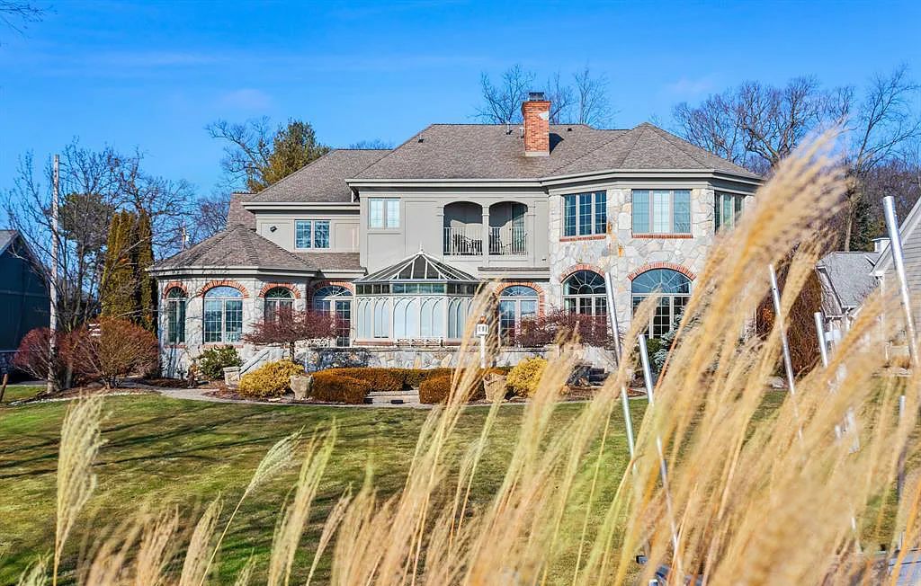 The Estate in Fenton is a luxurious home meticulously built with no detail was spared now available for sale. This home located at 13123 Log Cabin Point, Fenton, Michigan; offering 04 bedrooms and 06 bathrooms with 6,990 square feet of living spaces.