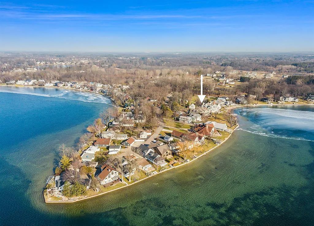 The Estate in Fenton is a luxurious home meticulously built with no detail was spared now available for sale. This home located at 13123 Log Cabin Point, Fenton, Michigan; offering 04 bedrooms and 06 bathrooms with 6,990 square feet of living spaces.