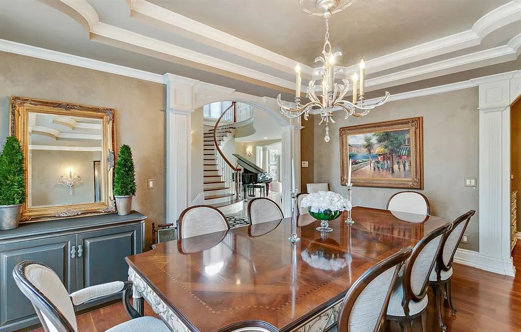 The Estate in Fenton is a luxurious home meticulously built with no detail was spared now available for sale. This home located at 13123 Log Cabin Point, Fenton, Michigan; offering 04 bedrooms and 06 bathrooms with 6,990 square feet of living spaces.