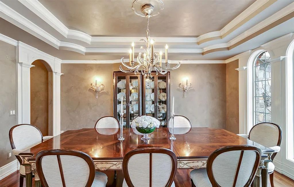 The Estate in Fenton is a luxurious home meticulously built with no detail was spared now available for sale. This home located at 13123 Log Cabin Point, Fenton, Michigan; offering 04 bedrooms and 06 bathrooms with 6,990 square feet of living spaces.