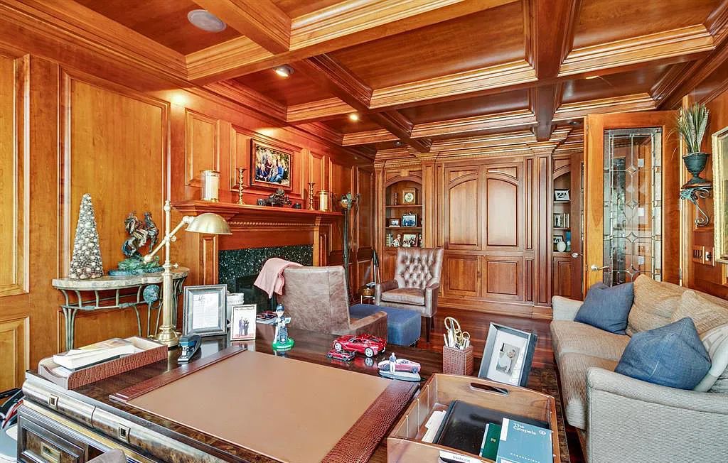 The Estate in Fenton is a luxurious home meticulously built with no detail was spared now available for sale. This home located at 13123 Log Cabin Point, Fenton, Michigan; offering 04 bedrooms and 06 bathrooms with 6,990 square feet of living spaces.