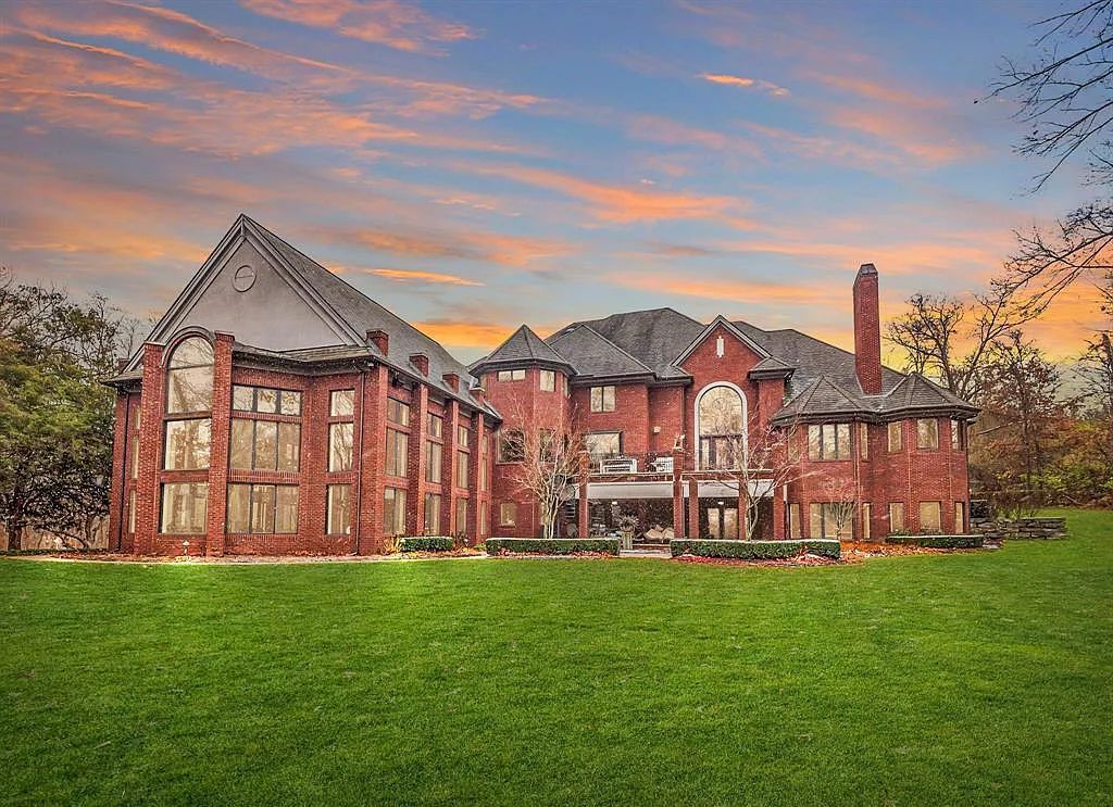 The Estate in Oakland is a luxurious home built for year-round entertaining and comfort with an open floor plan and multiple living areas now available for sale. This home located at 712 E Gunn Rd, Oakland, Michigan; offering 06 bedrooms and 09 bathrooms with 7,292 square feet of living spaces.