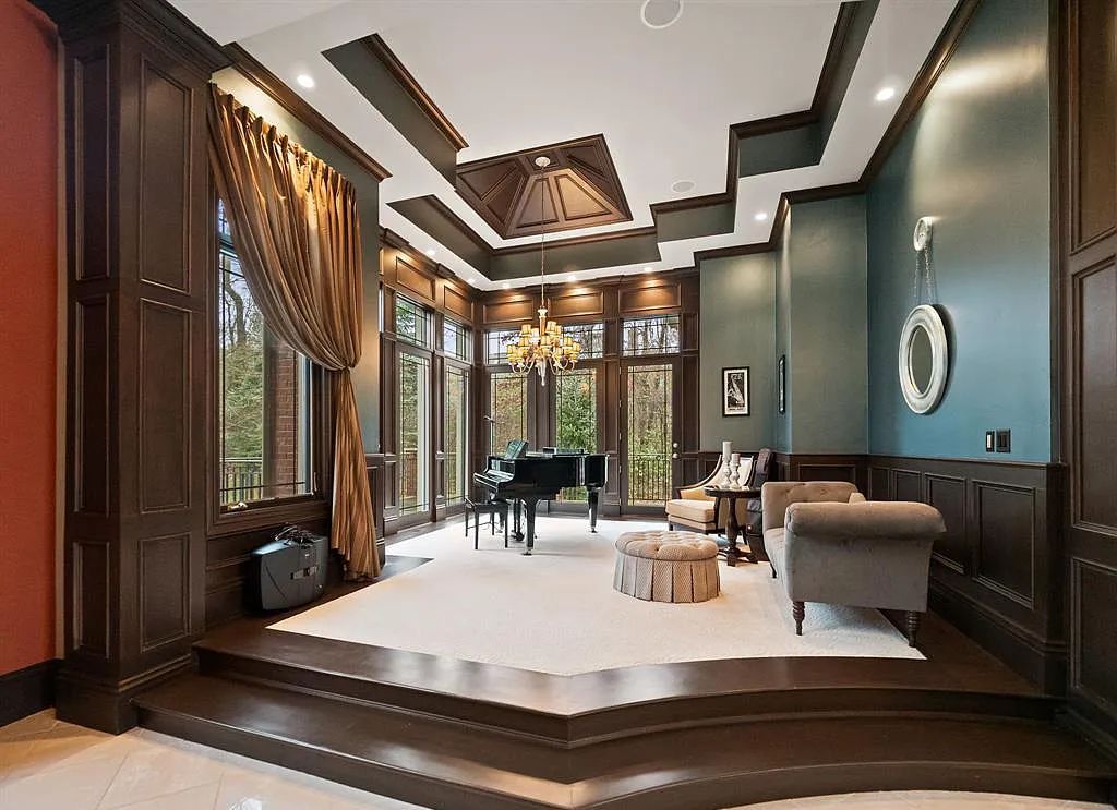 The Estate in Oakland is a luxurious home built for year-round entertaining and comfort with an open floor plan and multiple living areas now available for sale. This home located at 712 E Gunn Rd, Oakland, Michigan; offering 06 bedrooms and 09 bathrooms with 7,292 square feet of living spaces.