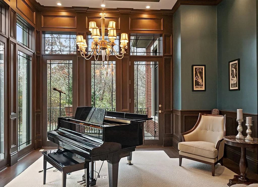 The Estate in Oakland is a luxurious home built for year-round entertaining and comfort with an open floor plan and multiple living areas now available for sale. This home located at 712 E Gunn Rd, Oakland, Michigan; offering 06 bedrooms and 09 bathrooms with 7,292 square feet of living spaces.