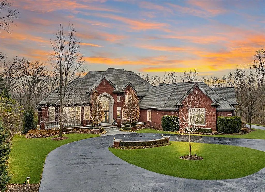 The Estate in Oakland is a luxurious home built for year-round entertaining and comfort with an open floor plan and multiple living areas now available for sale. This home located at 712 E Gunn Rd, Oakland, Michigan; offering 06 bedrooms and 09 bathrooms with 7,292 square feet of living spaces.