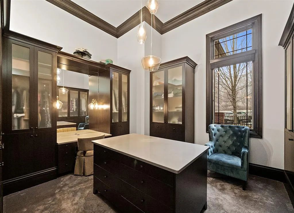 The Estate in Oakland is a luxurious home built for year-round entertaining and comfort with an open floor plan and multiple living areas now available for sale. This home located at 712 E Gunn Rd, Oakland, Michigan; offering 06 bedrooms and 09 bathrooms with 7,292 square feet of living spaces.