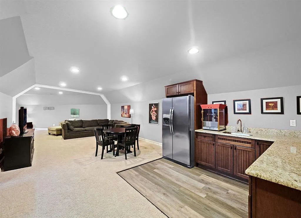 The Estate in Oakland is a luxurious home built for year-round entertaining and comfort with an open floor plan and multiple living areas now available for sale. This home located at 712 E Gunn Rd, Oakland, Michigan; offering 06 bedrooms and 09 bathrooms with 7,292 square feet of living spaces.
