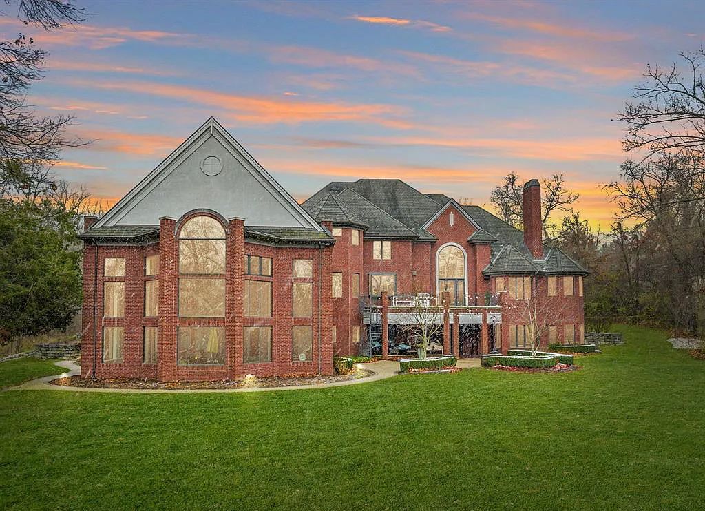 The Estate in Oakland is a luxurious home built for year-round entertaining and comfort with an open floor plan and multiple living areas now available for sale. This home located at 712 E Gunn Rd, Oakland, Michigan; offering 06 bedrooms and 09 bathrooms with 7,292 square feet of living spaces.