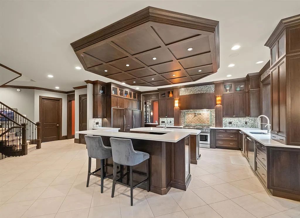 The Estate in Oakland is a luxurious home built for year-round entertaining and comfort with an open floor plan and multiple living areas now available for sale. This home located at 712 E Gunn Rd, Oakland, Michigan; offering 06 bedrooms and 09 bathrooms with 7,292 square feet of living spaces.
