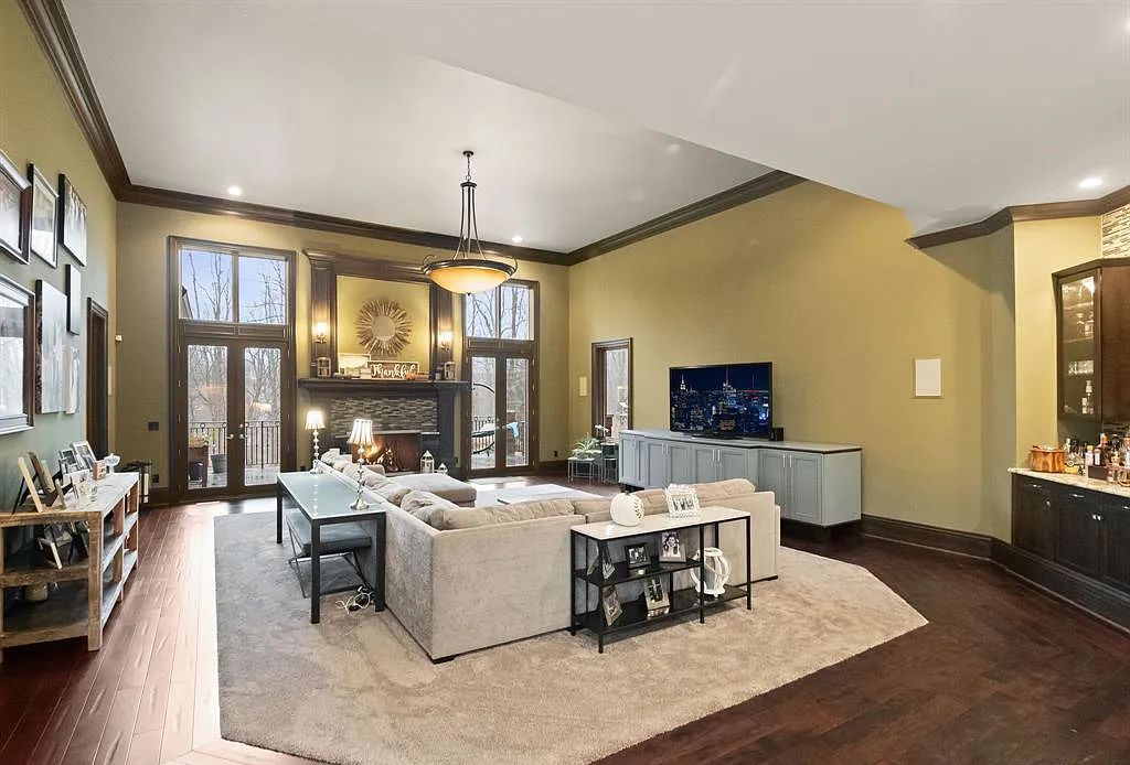 The Estate in Oakland is a luxurious home built for year-round entertaining and comfort with an open floor plan and multiple living areas now available for sale. This home located at 712 E Gunn Rd, Oakland, Michigan; offering 06 bedrooms and 09 bathrooms with 7,292 square feet of living spaces.
