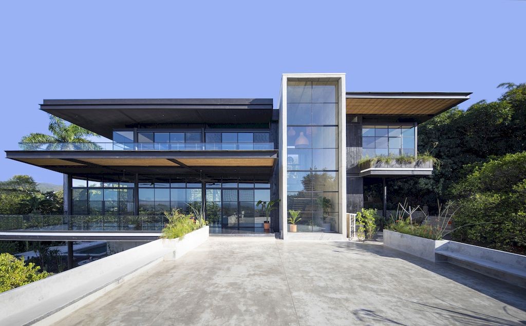 Tres Amores House Frames Views of the Pacific Ocean by Studio Saxe 3 Tres Amores House Frames Views of the Pacific Ocean by Studio Saxe