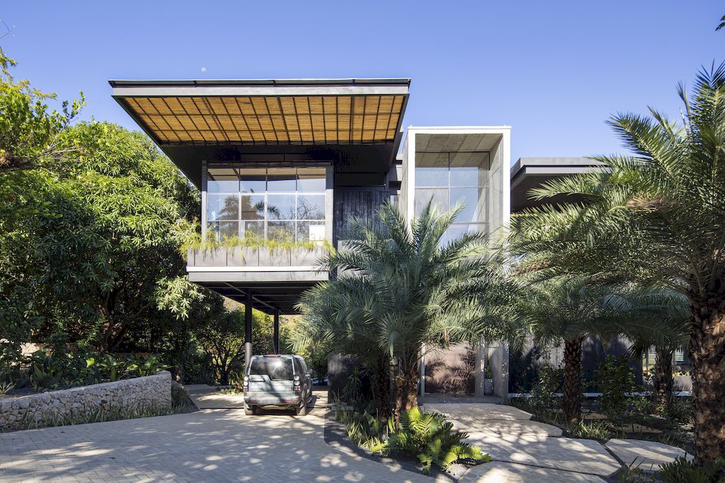 Tres Amores House Frames Views of the Pacific Ocean by Studio Saxe 2 Tres Amores House Frames Views of the Pacific Ocean by Studio Saxe