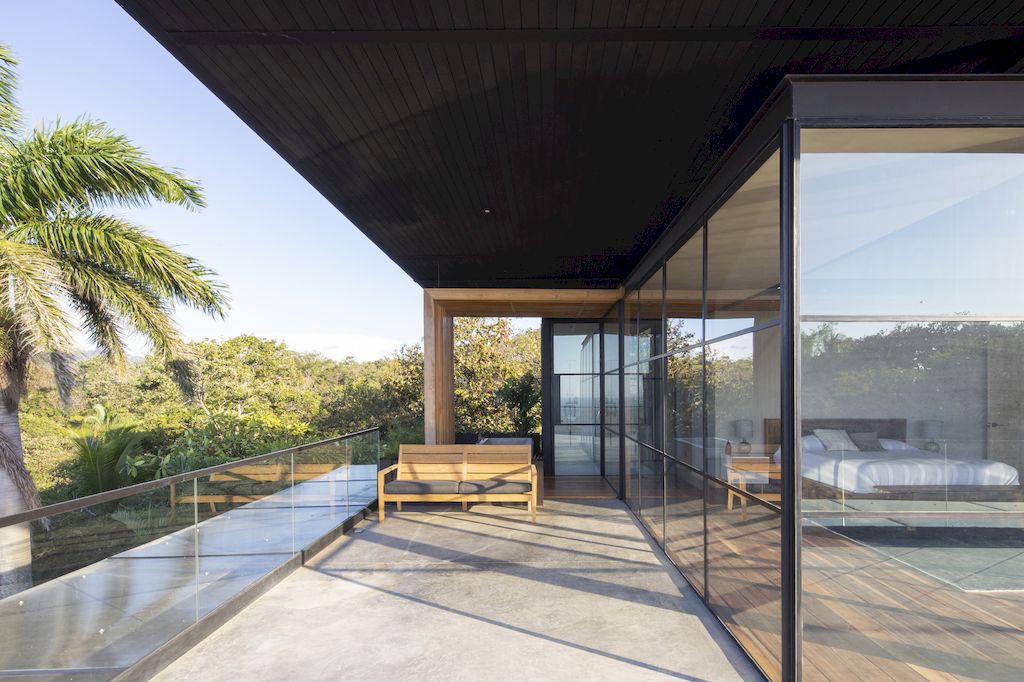 Tres Amores House Frames Views of the Pacific Ocean by Studio Saxe 9 Tres Amores House Frames Views of the Pacific Ocean by Studio Saxe