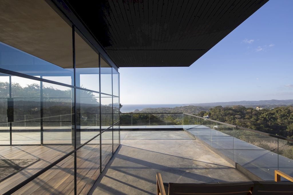 Tres Amores House Frames Views of the Pacific Ocean by Studio Saxe 10 Tres Amores House Frames Views of the Pacific Ocean by Studio Saxe