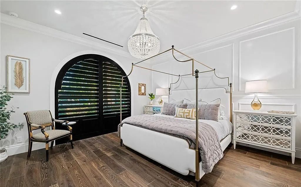Welcome to 633 Isle of Palms Drive in Fort Lauderdale, Florida, where luxury living meets bespoke grandeur. This custom-built residence features 5 bedrooms, 8 bathrooms, and 7,970 square feet of living space on a 0.30-acre lot with a 100-foot dock, 21K lift, and a resort-like salt pool and spa.
