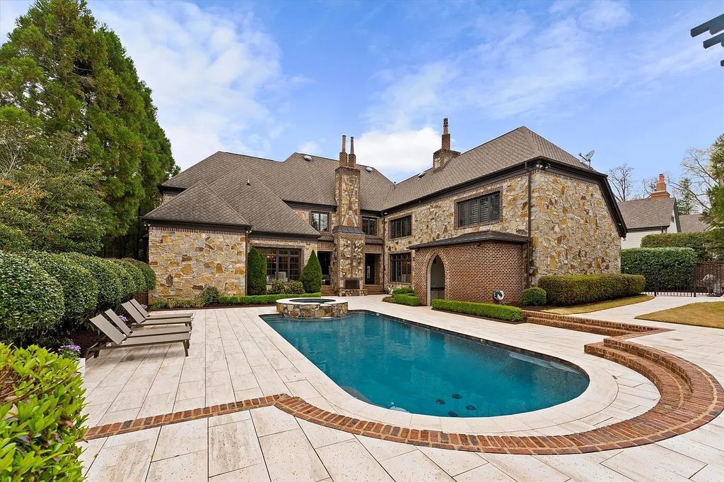 The House in Charlotte is a luxurious home consist of high-end custom features throughout, now available for sale. This home located at 3338 Leamington Ln, Charlotte, North Carolina