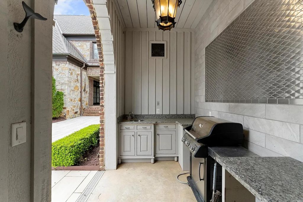 The House in Charlotte is a luxurious home consist of high-end custom features throughout, now available for sale. This home located at 3338 Leamington Ln, Charlotte, North Carolina