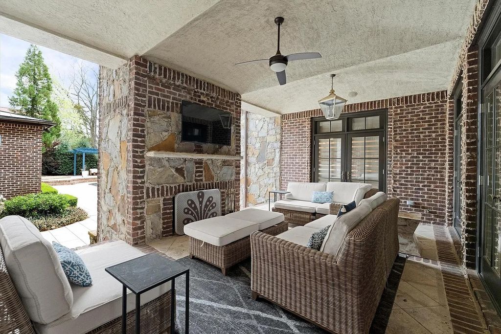 The House in Charlotte is a luxurious home consist of high-end custom features throughout, now available for sale. This home located at 3338 Leamington Ln, Charlotte, North Carolina