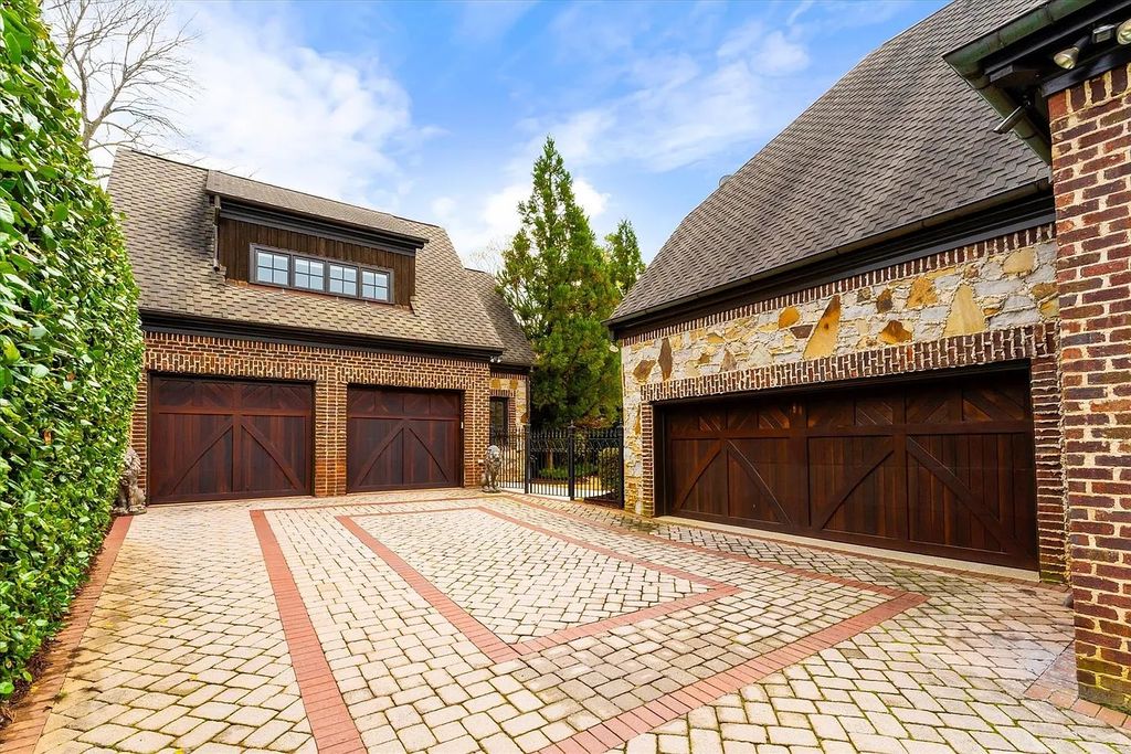 The House in Charlotte is a luxurious home consist of high-end custom features throughout, now available for sale. This home located at 3338 Leamington Ln, Charlotte, North Carolina