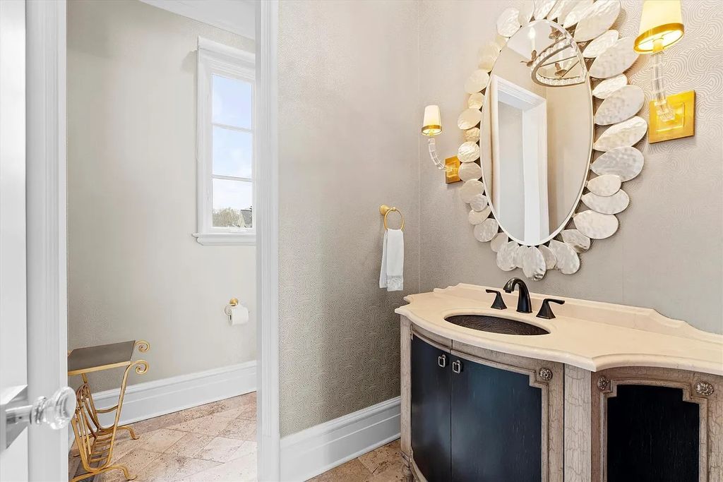 The House in Charlotte is a luxurious home consist of high-end custom features throughout, now available for sale. This home located at 3338 Leamington Ln, Charlotte, North Carolina
