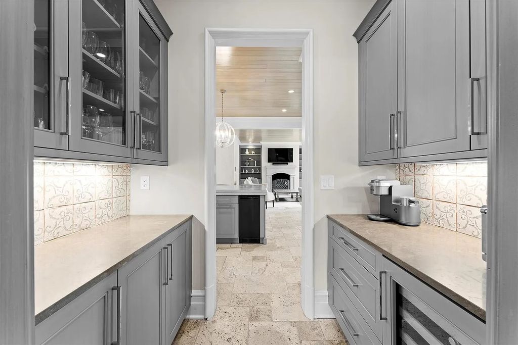 The House in Charlotte is a luxurious home consist of high-end custom features throughout, now available for sale. This home located at 3338 Leamington Ln, Charlotte, North Carolina