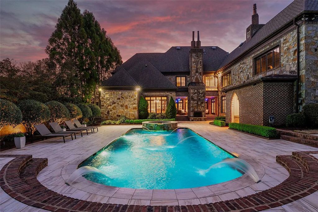 The House in Charlotte is a luxurious home consist of high-end custom features throughout, now available for sale. This home located at 3338 Leamington Ln, Charlotte, North Carolina