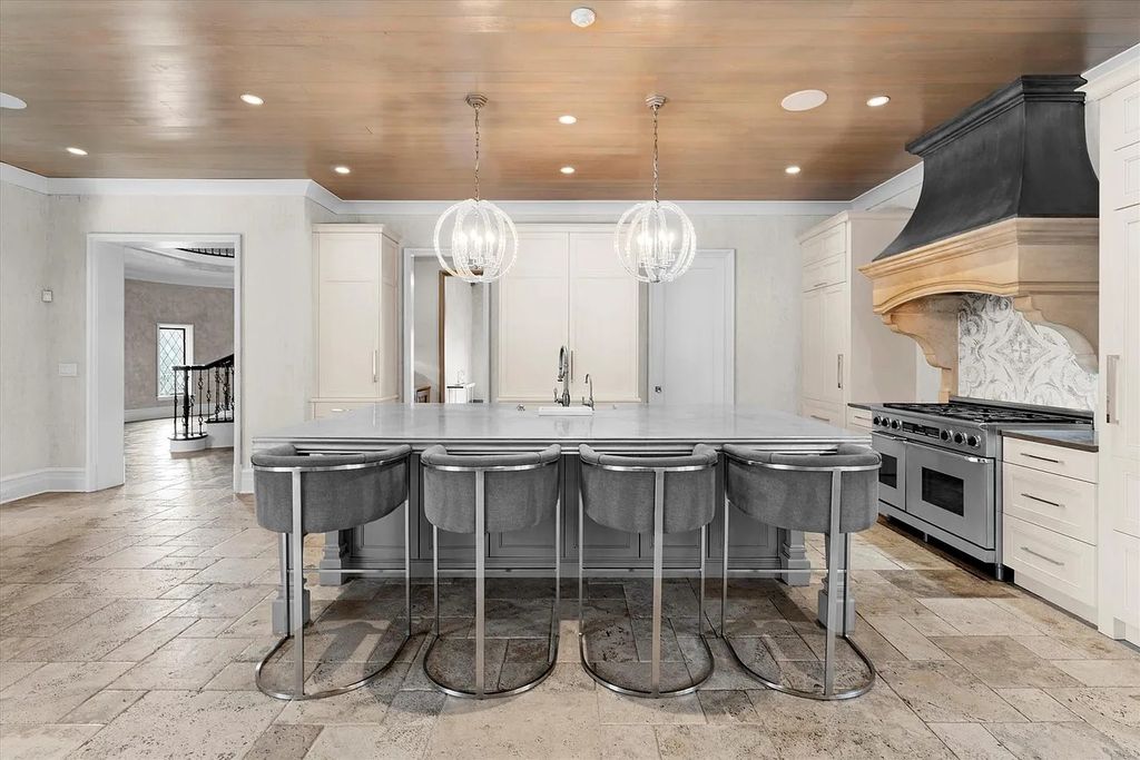 The House in Charlotte is a luxurious home consist of high-end custom features throughout, now available for sale. This home located at 3338 Leamington Ln, Charlotte, North Carolina