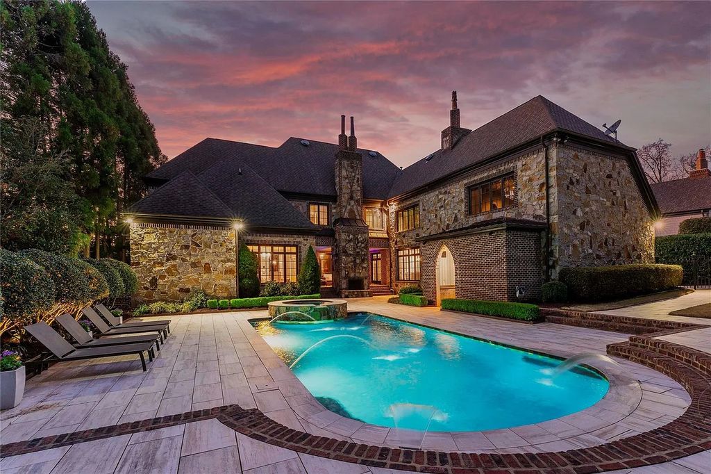 The House in Charlotte is a luxurious home consist of high-end custom features throughout, now available for sale. This home located at 3338 Leamington Ln, Charlotte, North Carolina