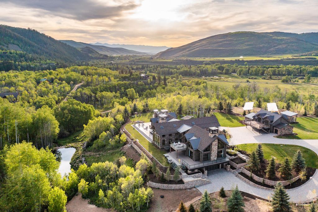 7600 E Deer Knoll Drive Home in Heber City, Utah. This custom-built home in Lashbrooke community offers a functional floor plan and ideal space for entertaining. With a main-level primary bedroom, gourmet kitchen, and great room opening to the keeping room, this home is perfect for hosting guests.