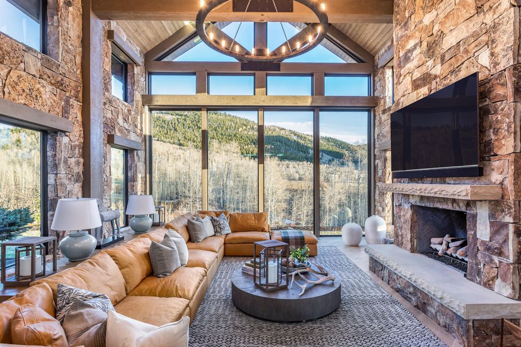7600 E Deer Knoll Drive Home in Heber City, Utah. This custom-built home in Lashbrooke community offers a functional floor plan and ideal space for entertaining. With a main-level primary bedroom, gourmet kitchen, and great room opening to the keeping room, this home is perfect for hosting guests.