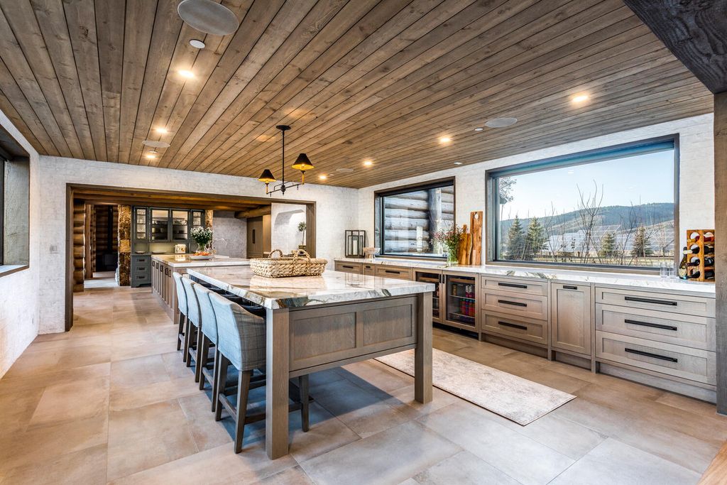7600 E Deer Knoll Drive Home in Heber City, Utah. This custom-built home in Lashbrooke community offers a functional floor plan and ideal space for entertaining. With a main-level primary bedroom, gourmet kitchen, and great room opening to the keeping room, this home is perfect for hosting guests.