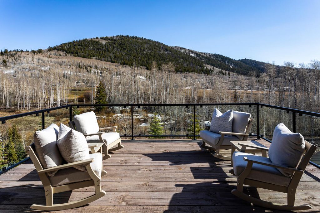 7600 E Deer Knoll Drive Home in Heber City, Utah. This custom-built home in Lashbrooke community offers a functional floor plan and ideal space for entertaining. With a main-level primary bedroom, gourmet kitchen, and great room opening to the keeping room, this home is perfect for hosting guests.