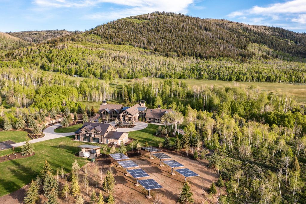7600 E Deer Knoll Drive Home in Heber City, Utah. This custom-built home in Lashbrooke community offers a functional floor plan and ideal space for entertaining. With a main-level primary bedroom, gourmet kitchen, and great room opening to the keeping room, this home is perfect for hosting guests.