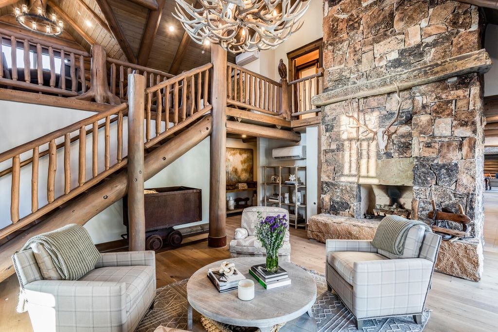 7600 E Deer Knoll Drive Home in Heber City, Utah. This custom-built home in Lashbrooke community offers a functional floor plan and ideal space for entertaining. With a main-level primary bedroom, gourmet kitchen, and great room opening to the keeping room, this home is perfect for hosting guests.