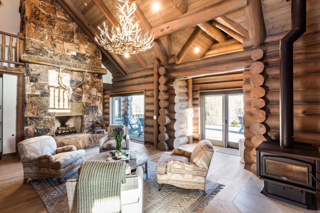 7600 E Deer Knoll Drive Home in Heber City, Utah. This custom-built home in Lashbrooke community offers a functional floor plan and ideal space for entertaining. With a main-level primary bedroom, gourmet kitchen, and great room opening to the keeping room, this home is perfect for hosting guests.