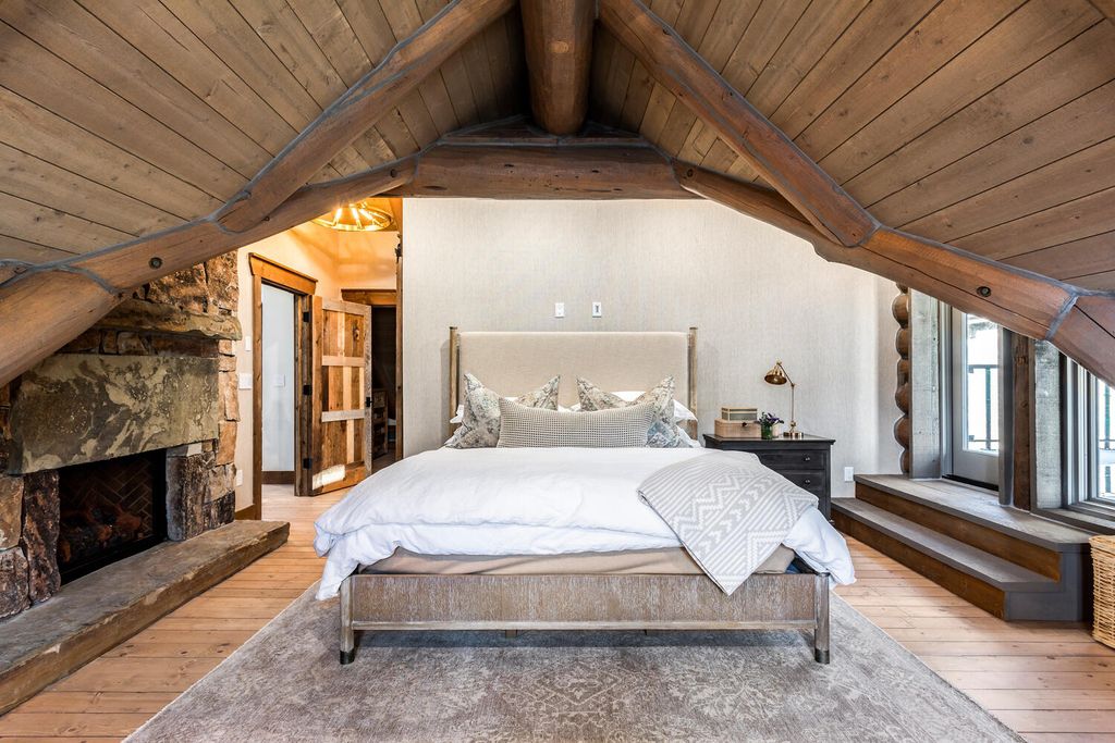 7600 E Deer Knoll Drive Home in Heber City, Utah. This custom-built home in Lashbrooke community offers a functional floor plan and ideal space for entertaining. With a main-level primary bedroom, gourmet kitchen, and great room opening to the keeping room, this home is perfect for hosting guests.