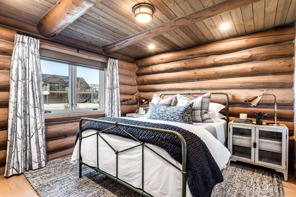 7600 E Deer Knoll Drive Home in Heber City, Utah. This custom-built home in Lashbrooke community offers a functional floor plan and ideal space for entertaining. With a main-level primary bedroom, gourmet kitchen, and great room opening to the keeping room, this home is perfect for hosting guests.