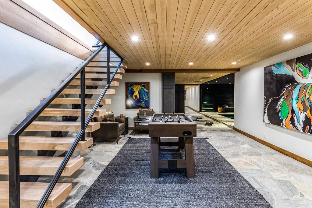 7600 E Deer Knoll Drive Home in Heber City, Utah. This custom-built home in Lashbrooke community offers a functional floor plan and ideal space for entertaining. With a main-level primary bedroom, gourmet kitchen, and great room opening to the keeping room, this home is perfect for hosting guests.