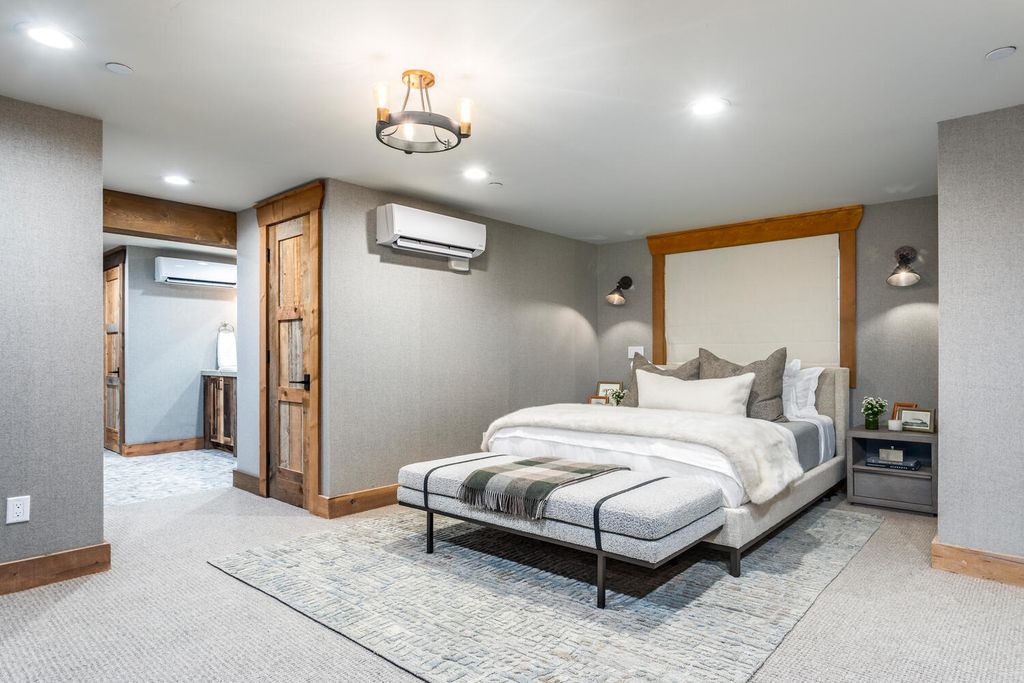 7600 E Deer Knoll Drive Home in Heber City, Utah. This custom-built home in Lashbrooke community offers a functional floor plan and ideal space for entertaining. With a main-level primary bedroom, gourmet kitchen, and great room opening to the keeping room, this home is perfect for hosting guests.