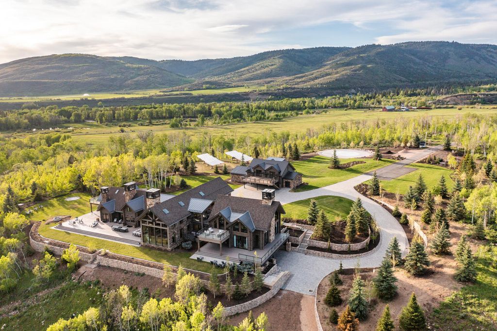 7600 E Deer Knoll Drive Home in Heber City, Utah. This custom-built home in Lashbrooke community offers a functional floor plan and ideal space for entertaining. With a main-level primary bedroom, gourmet kitchen, and great room opening to the keeping room, this home is perfect for hosting guests.