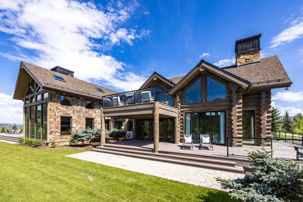7600 E Deer Knoll Drive Home in Heber City, Utah. This custom-built home in Lashbrooke community offers a functional floor plan and ideal space for entertaining. With a main-level primary bedroom, gourmet kitchen, and great room opening to the keeping room, this home is perfect for hosting guests.