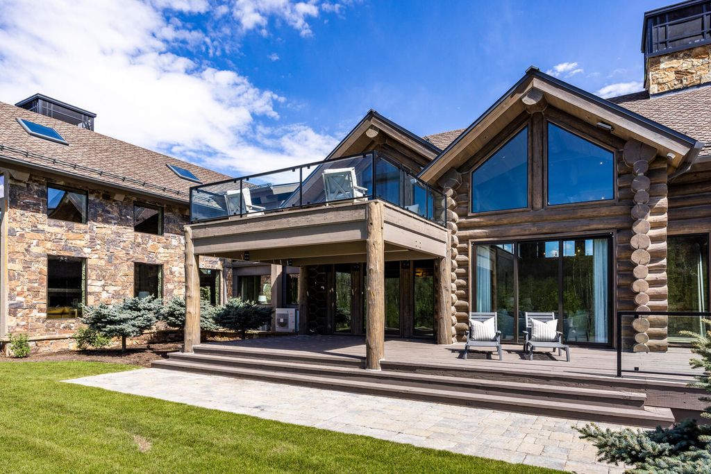 7600 E Deer Knoll Drive Home in Heber City, Utah. This custom-built home in Lashbrooke community offers a functional floor plan and ideal space for entertaining. With a main-level primary bedroom, gourmet kitchen, and great room opening to the keeping room, this home is perfect for hosting guests.