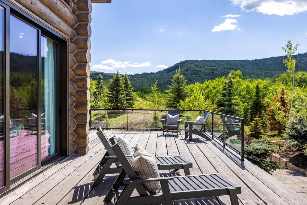 7600 E Deer Knoll Drive Home in Heber City, Utah. This custom-built home in Lashbrooke community offers a functional floor plan and ideal space for entertaining. With a main-level primary bedroom, gourmet kitchen, and great room opening to the keeping room, this home is perfect for hosting guests.