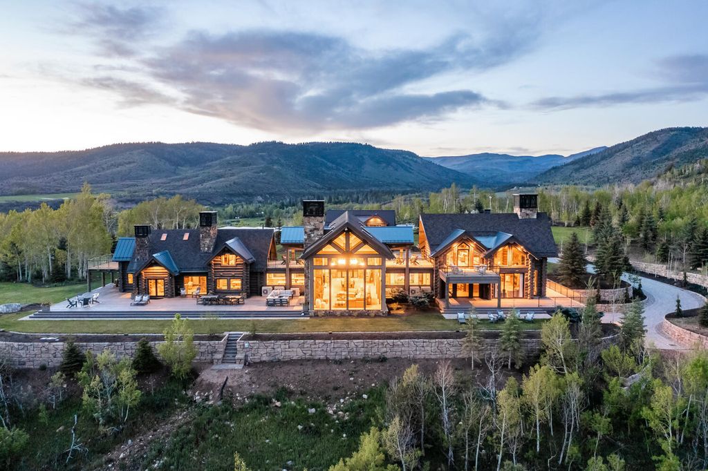7600 E Deer Knoll Drive Home in Heber City, Utah. This custom-built home in Lashbrooke community offers a functional floor plan and ideal space for entertaining. With a main-level primary bedroom, gourmet kitchen, and great room opening to the keeping room, this home is perfect for hosting guests.