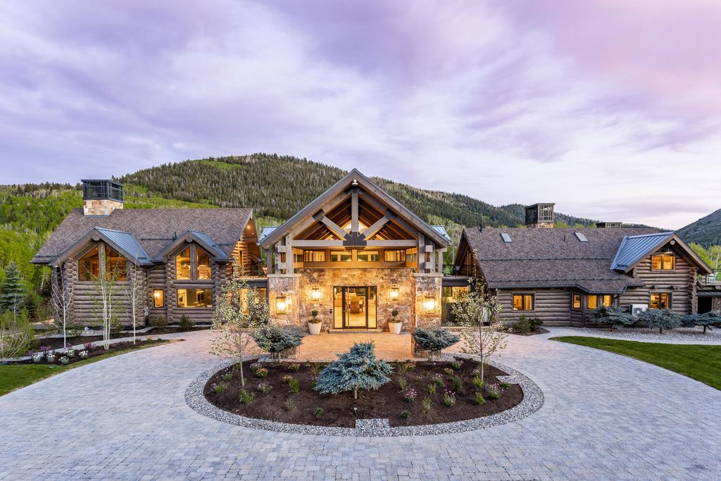 7600 E Deer Knoll Drive Home in Heber City, Utah. This custom-built home in Lashbrooke community offers a functional floor plan and ideal space for entertaining. With a main-level primary bedroom, gourmet kitchen, and great room opening to the keeping room, this home is perfect for hosting guests.